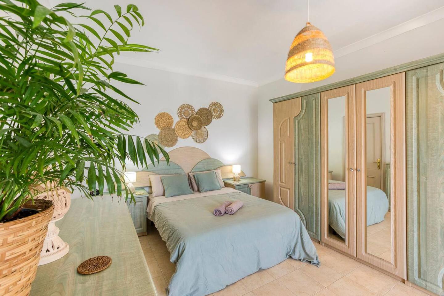 Apartament Lovely Next To The